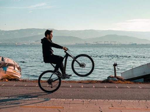 AEX koers fluctueert terwijl olieprijzen stijgen door oorlogsspanningen