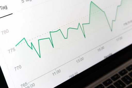 AEX koers onder druk door conflict in Iran, defensieve aandelen profiteren