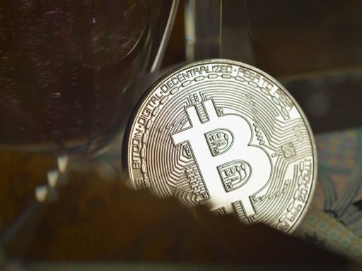 Stijgende olieprijzen zetten druk op financiële markten en Bitcoin