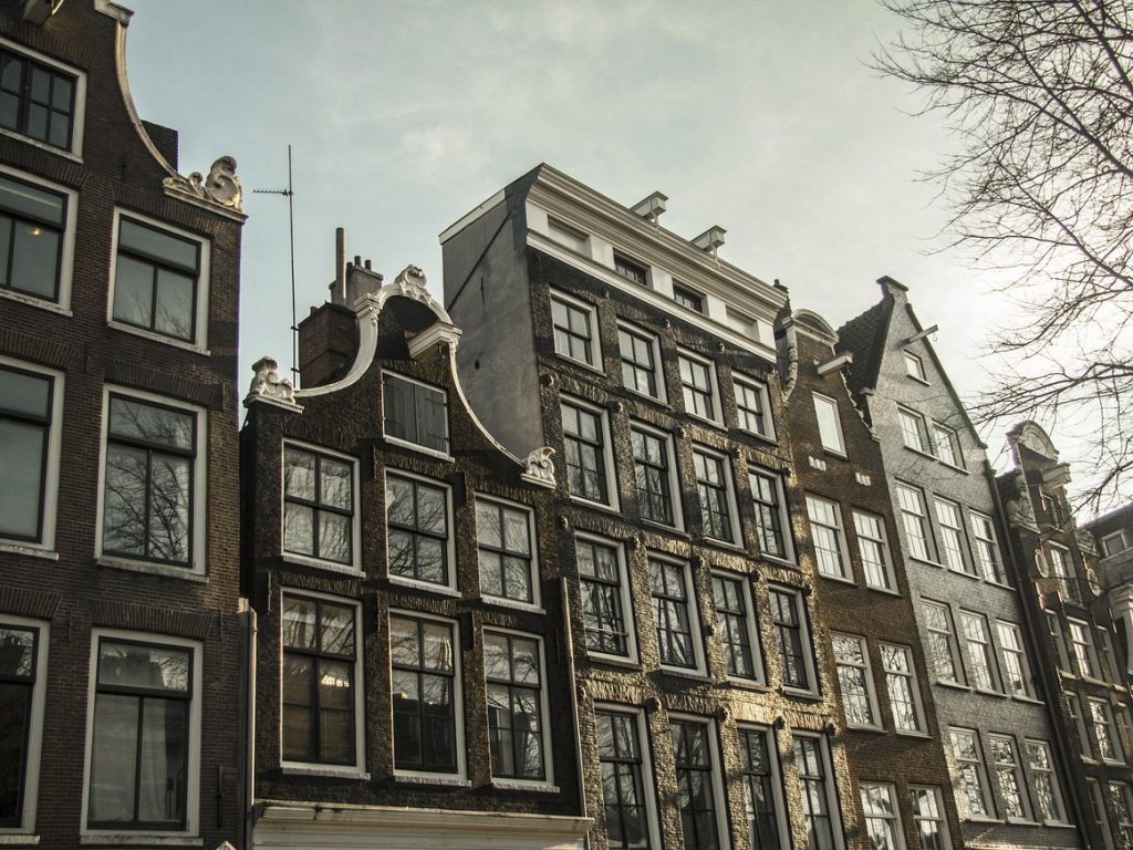 Nederland geeft strategische olievoorraad vrij, maar benzineprijzen blijven hoog