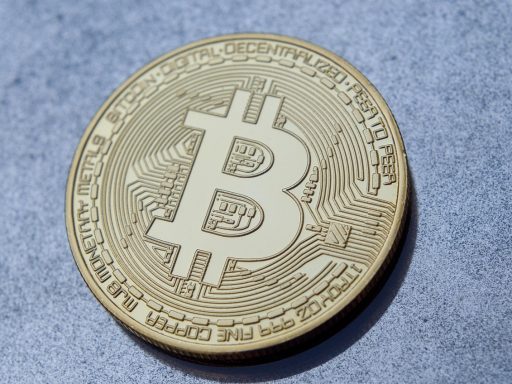 Bitcoin herstelt krachtig terwijl beleggers verschuiven naar crypto