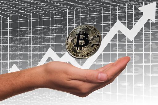 Bitcoin koers fluctueert maar sluit juli positief af