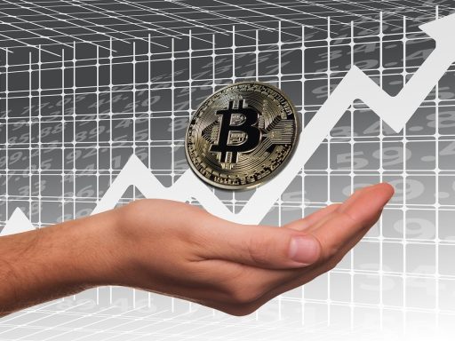 Bitcoin koers fluctueert maar sluit juli positief af