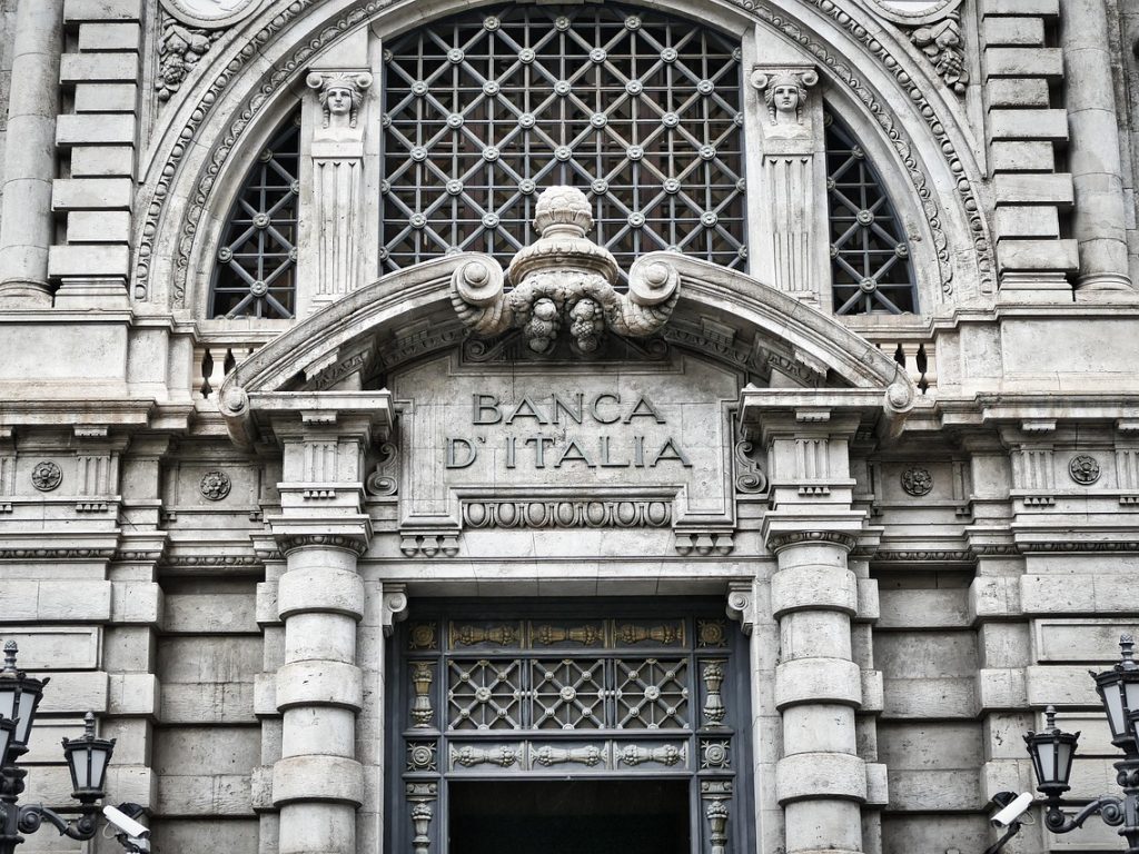 Intesa Sanpaolo investeert in SpaceX en vermindert Bitcoin ETF-belang