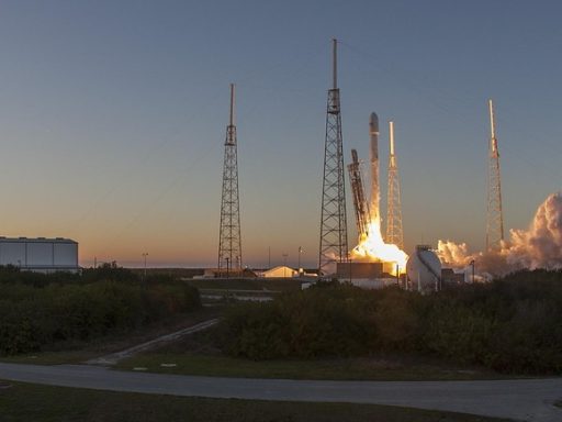 SpaceX overtreft verwachtingen met kwartaalcijfers, maar aandeel daalt in nabeurs